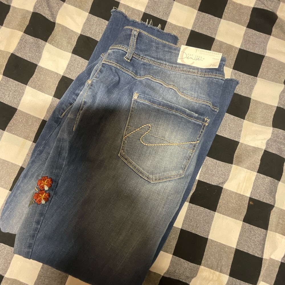 Women’s capri jeans